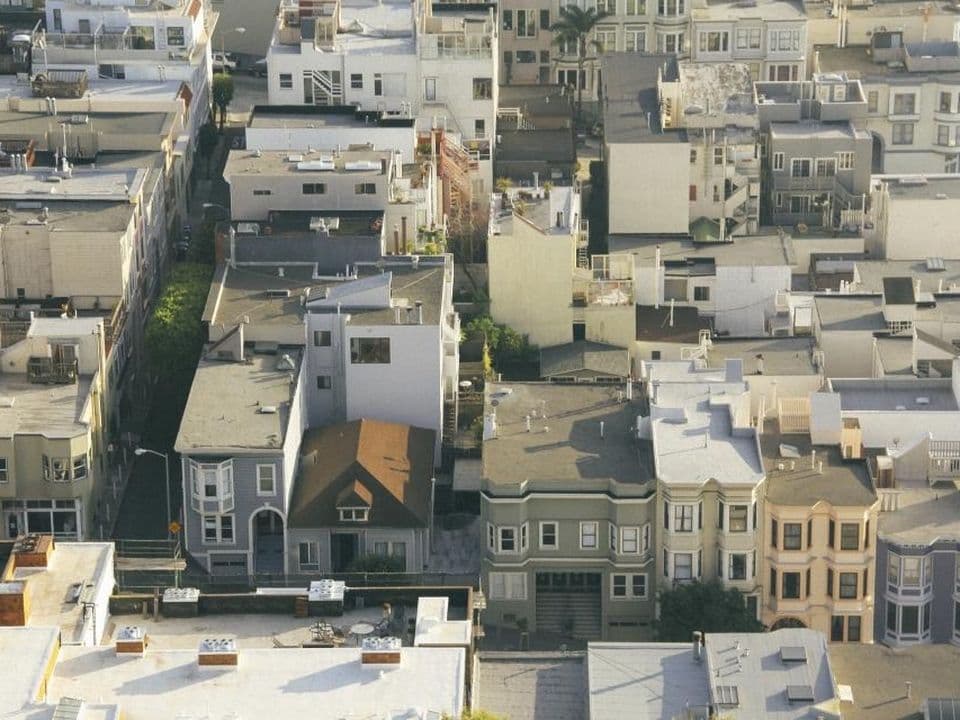 Luftaufnahme von Dächern und Wohnblöcken einer Stadt